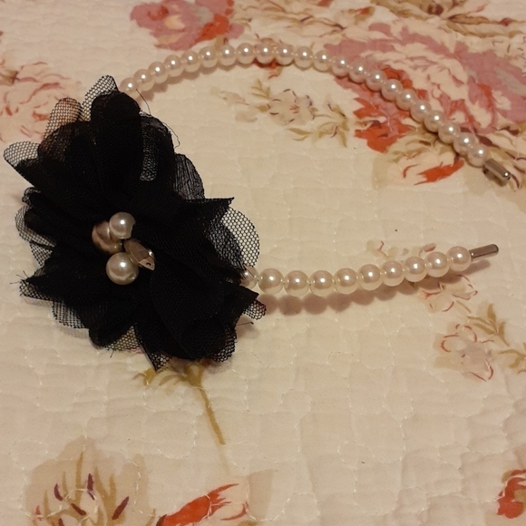 𝅺PEARL Headband with Floral Detail - Picture 1 of 3